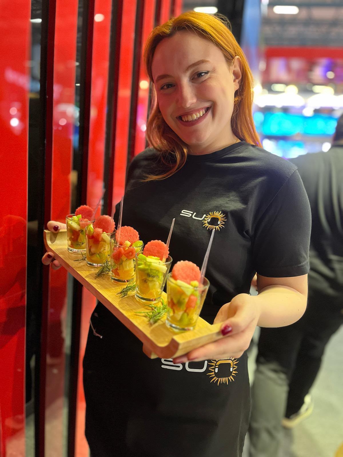 Sun Catering ekibinden meyve sunumu